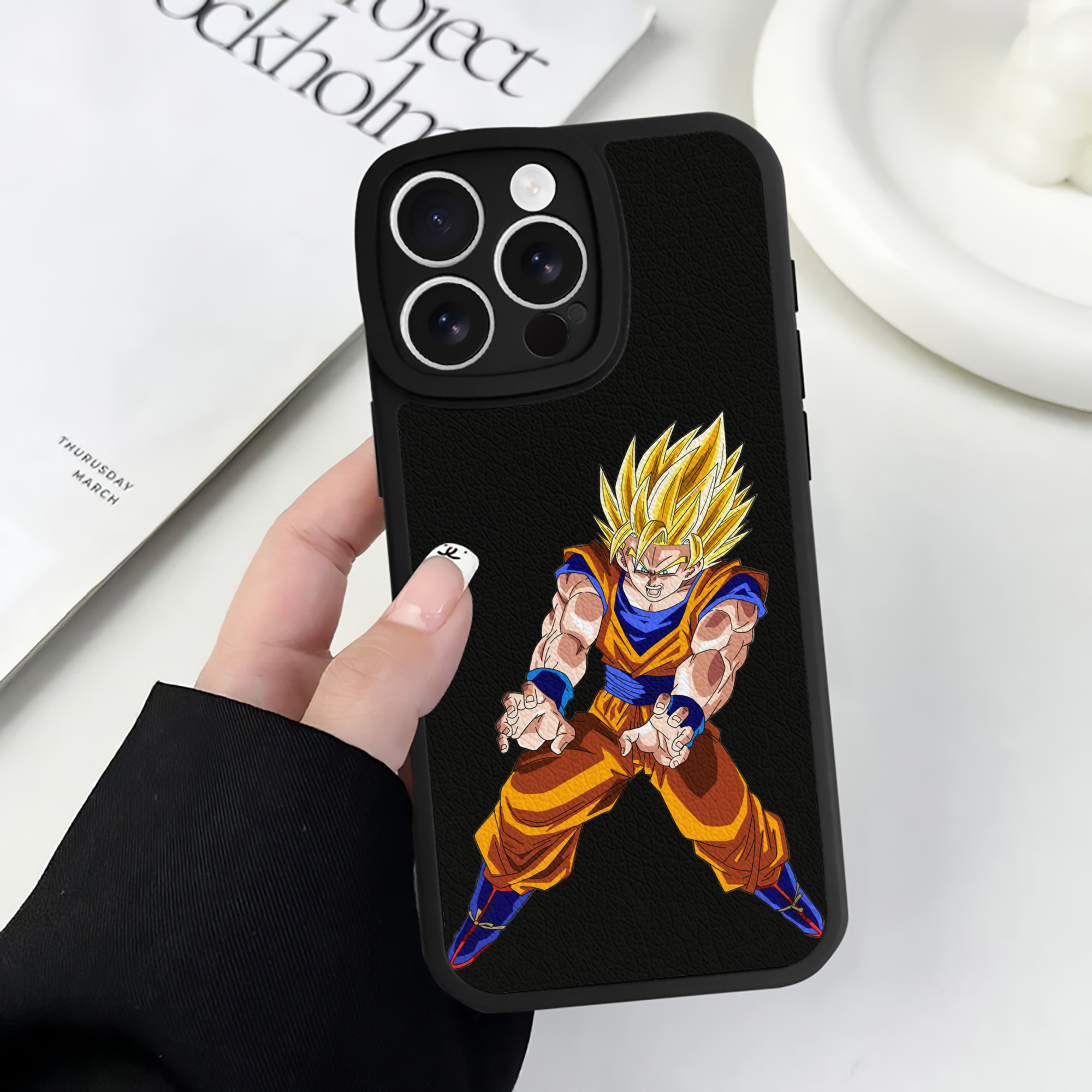 （画像用） ドラゴンボール 孫悟空（そん ごくう）Son Goku カカロット DRAGON BALL Kakarotto 【iPhone 16シリーズ対応】シリコンスマホケース（レザー調） 材質：シリコン
